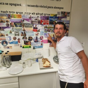 מדבקה על לוח בברצלונה, שהודבקה על ידי עמית, חברו של עילי