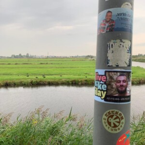 מדבקה על עמוד בזאנסה סכאנס, הולנד, שהודבקה על ידי עמית, חברו של עילי