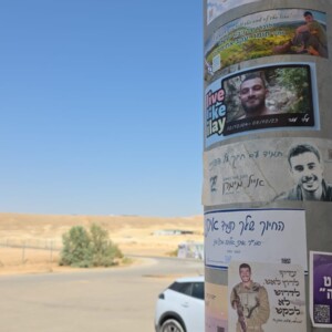 מדבקה שצולמה במדבר, על ידי שי הרמן, בן דודתו של עילי